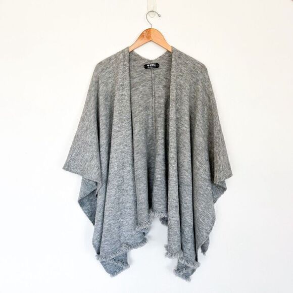 Beryll Cashmere Serape | Light Gray Oversized Blanket Scarf With Stretch - Picture 2 of 12